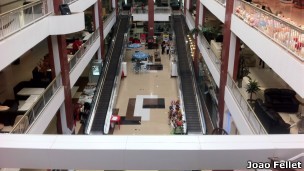 Um dos maiores shopping centers de Ciudad del Este amanheceu com corredores vazios (Foto: BBC/Joao Fellet)