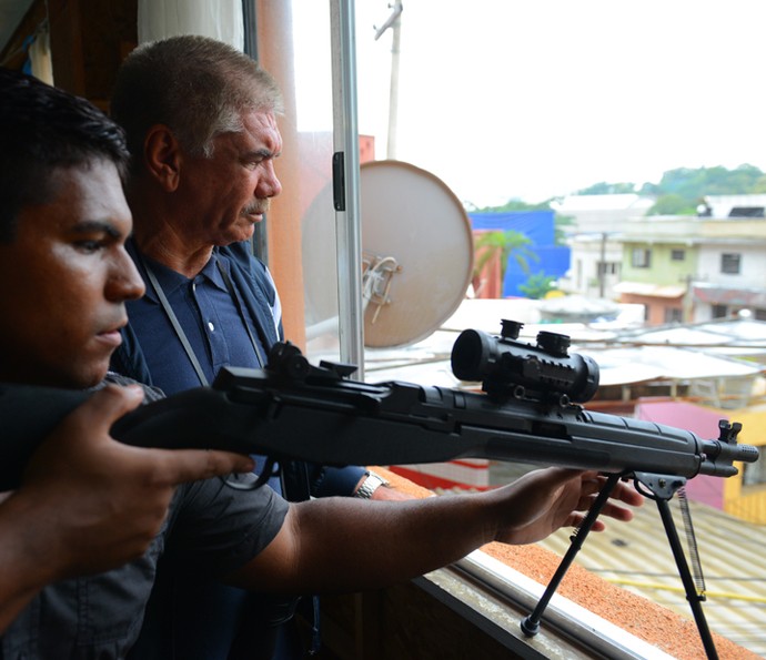 Tio e capanga da facção miram para atirar em Romero (Foto: Pedro Carrilho/ Gshow)