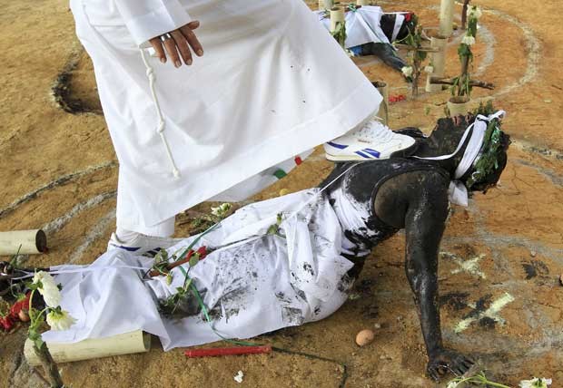 Colombiano Hermes Cifuentes pratica exorcismo em Marleny Munoz, 55 (Foto: Reuters)