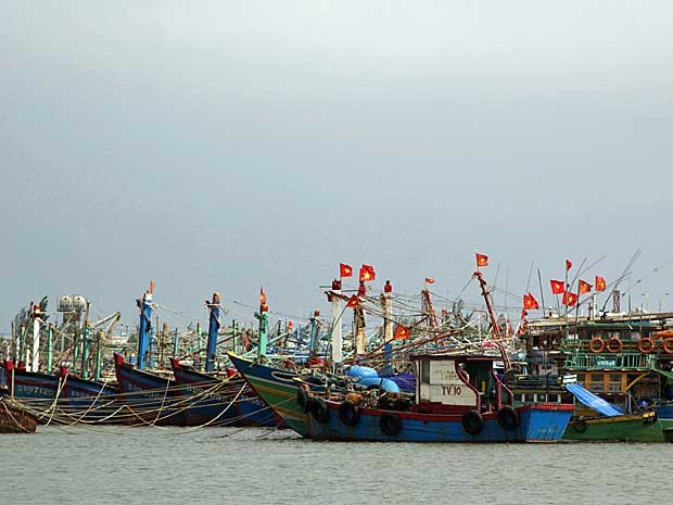 Barcos de pesca são ancorados na cidade de Danang, no Vietnã. (Foto: Hau Dinh / AP Photo)