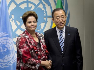A presidente Dilma Rousseff cumprimenta Ban Ki-moon, secretário-geral das Nações Unidas, durante Assembleia-Geral da ONU em Nova York. (Foto: Stan Honda/AFP)