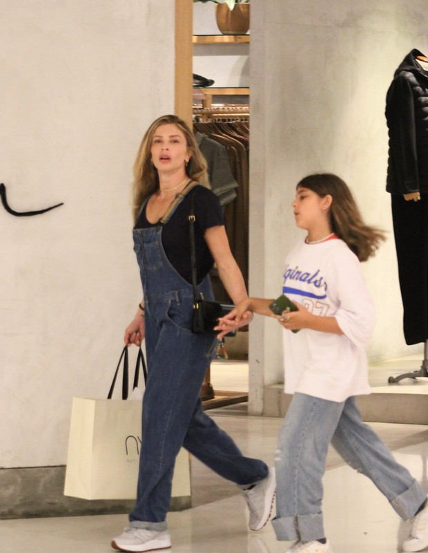 Grazi Massafera e Sofia curtem passeio no shopping (Foto: Adão/AgNews)