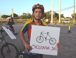 Grupo de ciclistas protesta em rodovia do Amapá (Foto: Jonhwene Silva/GE-AP)
