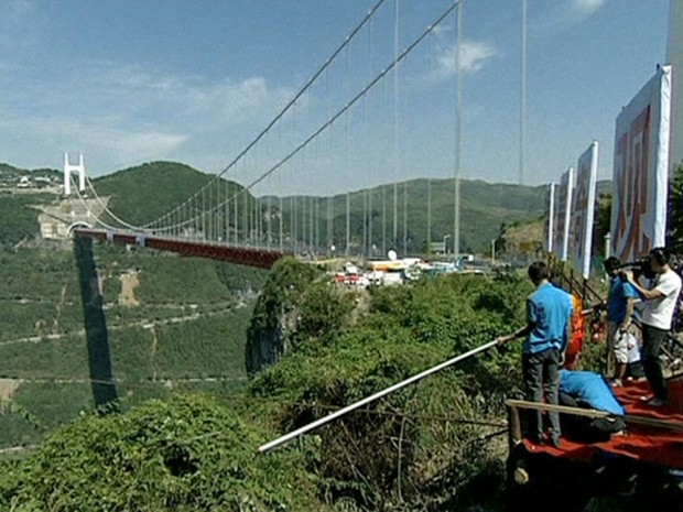 A distância de 1,4 mil metros foi a maior já percorrida por equilibristas simultaneamente (Foto: BBC)