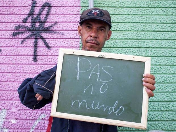 Apesar da grafia errada, Liodoro, não se envergonhou para desejar paz (Foto: Pedro Chavedar/ divulgação)