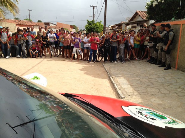 População desarmou e prendeu o suspeito até que a polícia chegasse ao local (Foto: Walter Paparazzo/G1)
