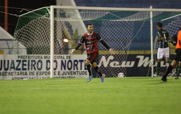 Márcio Tarrafas comemora gol de pênalti sobre o Icasa (Foto: Normando Sóracles/Agência Miséria de Comunicação)