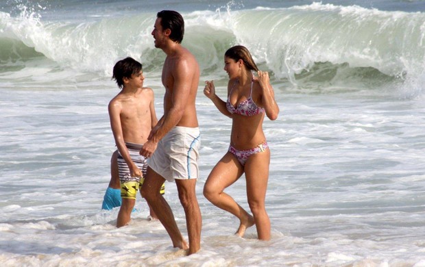 Priscila Fantin com o marido na praia do Leblon (Foto: J. Humberto / AgNews)