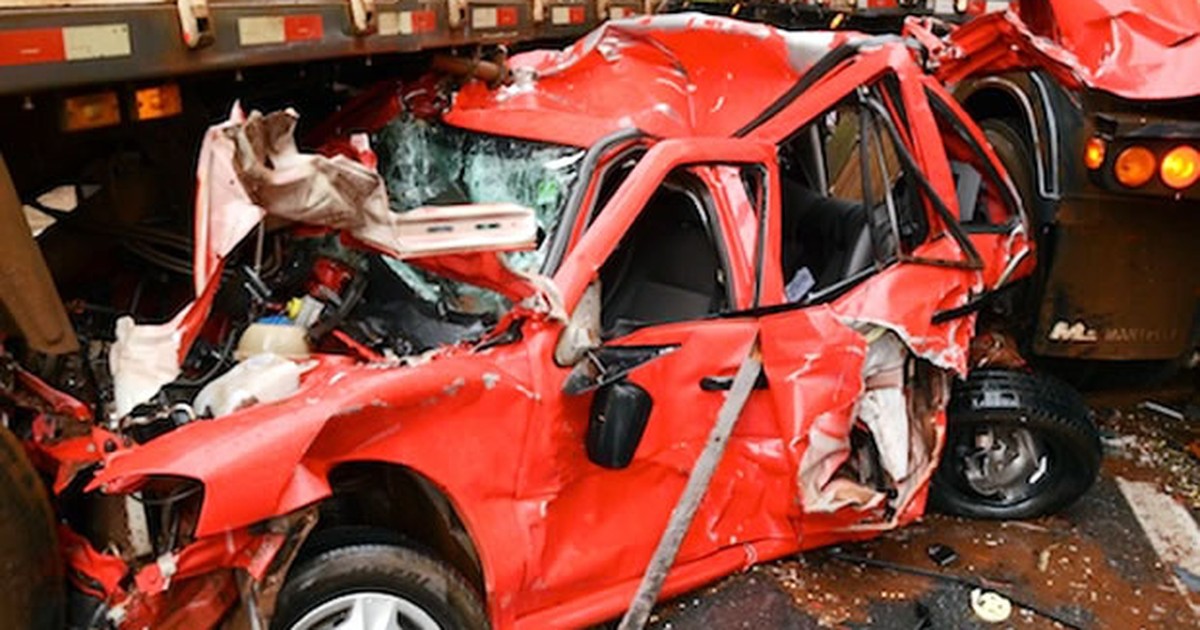 G Quatro Saem Ilesos Ap S Carro Ser Esmagado Por Carretas Em Mt