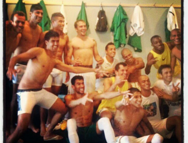 Jogadores do Coritiba comemoram título do turno no vestiário (Foto: Reprodução / Instagram)
