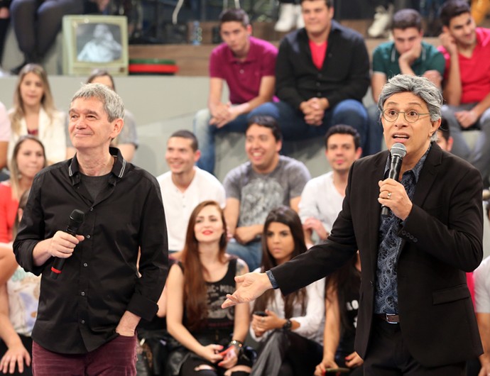 Tom Cavalcante imita o cantor Caetano Veloso no 'Altas Horas' (Foto: Carol Caminha/Gshow)
