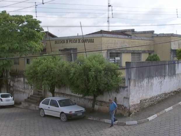 Suspeitos invadiram delegacia e furtaram objetos (Foto: Reprodução/TV TEM)