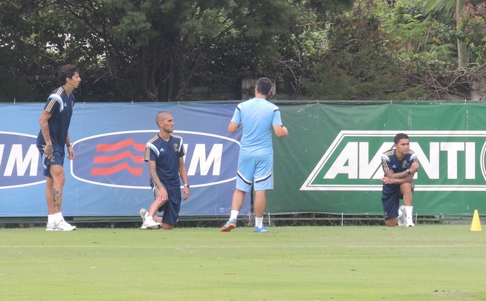 Valdivia corre, reforços treinam, e Oswaldo repete time em coletivo