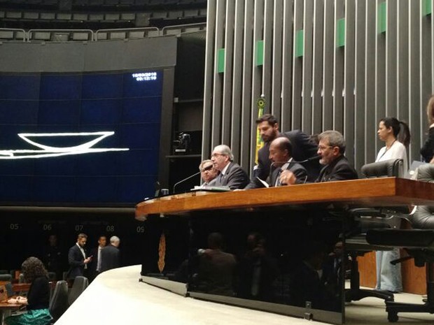 Presidente da Câmara, Eduardo Cunha, presidiu a sessão no plenário (Foto: Laís Alegretti/G1) Presidente da Câmara, Eduardo Cunha, presidiu a sessão no plenário (Foto: Laís Alegretti/G1)