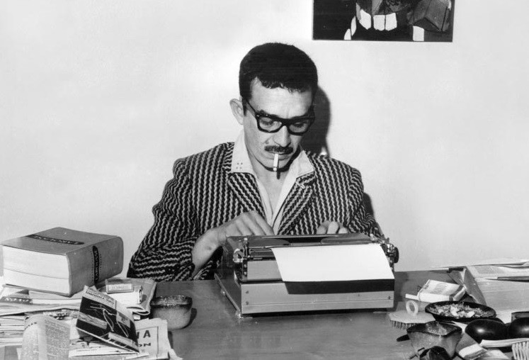 O colombiano Gabriel García Márquez, autor do sucesso "Cem Anos de Solidão", escreveu sua obra completa e suas reportagens em máquinas datilográficas. Na foto, ele escreve em uma Torpedo 18, em 1962 (Foto: Reprodução)