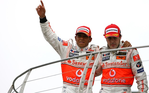 Lewis Hamilton e Fernando Alonso foram companheiros de McLaren em 2007 (Foto: Getty Images)