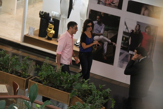 Fátima Bernardes e William Bonner vão às compras (Foto: Daniel Delmiro/ Agnews)