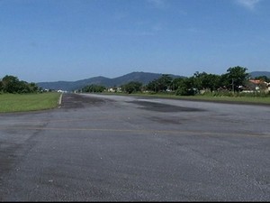 Aeroporto de Paraty, RJ, com o Morro do Corisco ao fundo (Foto: Reprodução/TV Rio Sul)
