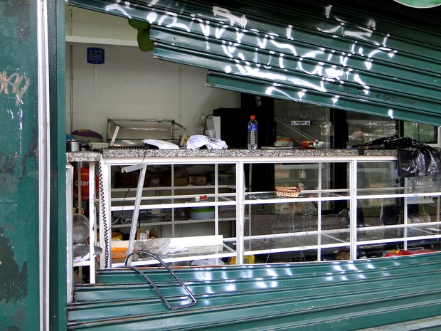 Banca de comércio foi danificada durante o protesto na Praça Carlos Gomes, em Campinas (Foto: Anaísa Catucci / G1)