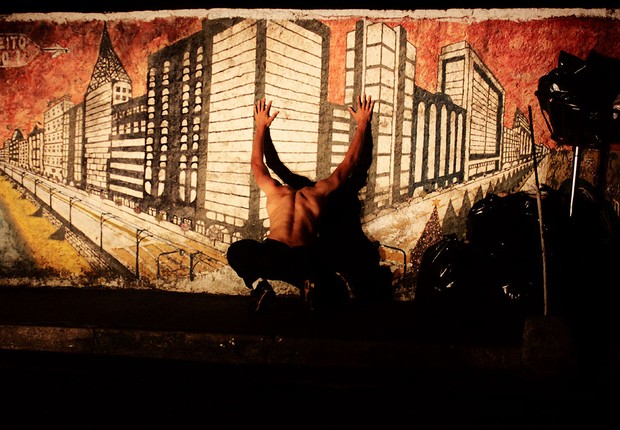 A Cia. Sansacroma de dança faz uma "caminhada cênica" do metrô Capão Redondo até a sede do grupo no espetáculo "Outras Portas, Outras Pontes" (Foto: Jonatha Cruz / Divulgação)