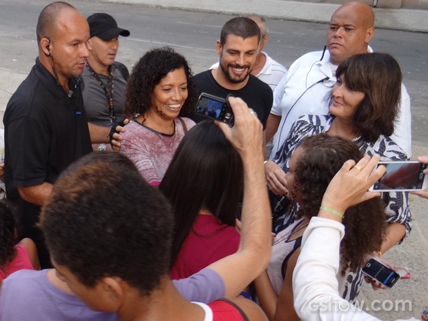 Cauã é cercado por fãs nos intervalos das gravações (Foto: O Caçador/TV Globo)