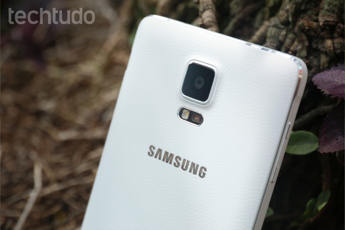 Traseira de couro sintético do Galaxy Note 4 (Foto: Lucas Mendes/TechTudo) Traseira de couro sintético do Galaxy Note 4 (Foto: Lucas Mendes/TechTudo)