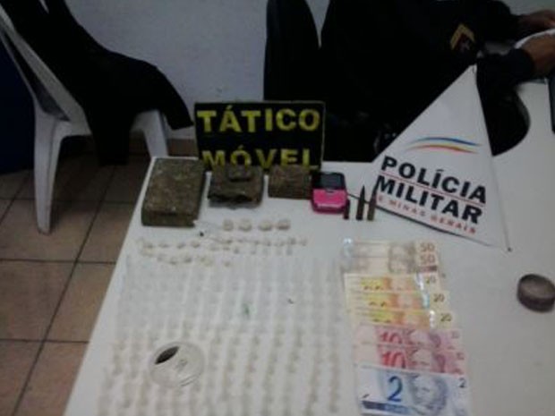 Drogas, dinheiro e munições foram apreendidas pela PM (Foto: Polícia Militar)