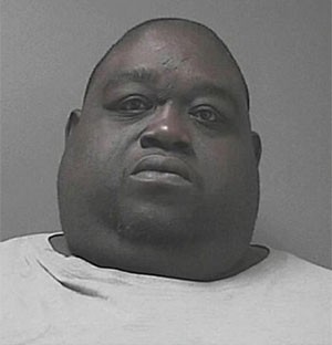 Christopher Mitchell foi preso após esconder maconha sob sua barriga na Flórida, nos EUA (Foto: Divulgação/Volusia County Sheriff’s Office)
