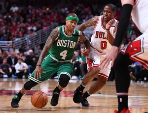 Isaiah Thomas do Boston Celtics, passa pela marcação de Isaiah Canaan, do Chicago Bulls (Foto: Reuters/Mike DiNovo-USA TODAY Sports)