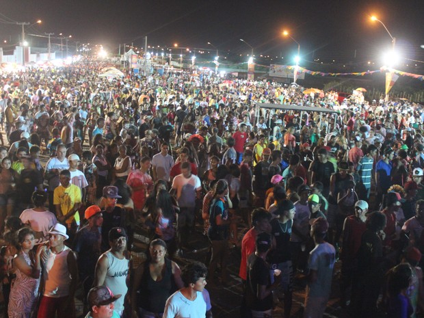 Cerca de 10 mil pessoas participaram da maior festa popular no Litoral do Piauí (Foto: Ellyo Teixeira/G1)