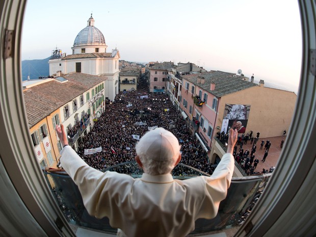 Bento XVI saúda fiéis que foram dar o último adeus antes de ele deixar de ser Papa em Castel Gandolfo, em imagem exclusiva disponibilizada pelo Osservatore Romano (Foto: Reuters/Osservatore Romano)