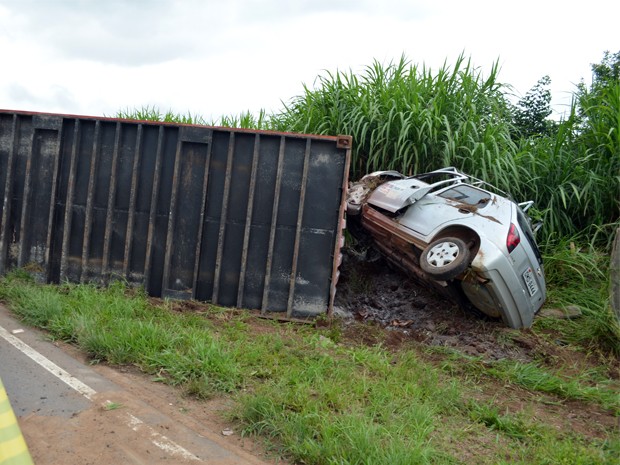 Container se desprendeu de carreta e atingiu carro na BR-491 (Foto: Tiago Campos / G1)