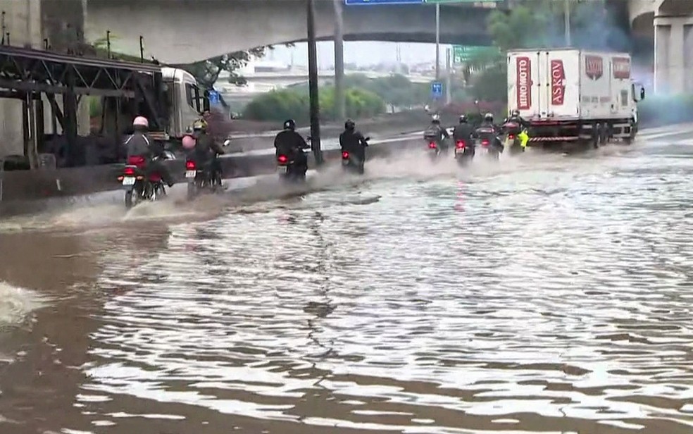 Alagamentos na Marginal Pinheiros na manhã desta sexta-feira (7) (Foto: GloboNews/Reprodução)