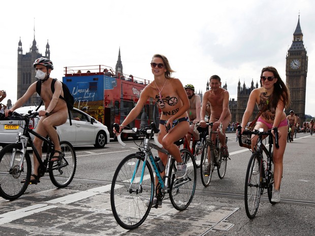 Ciclistas pedalam sem roupa durante ato na capital do Reino Unido, neste sábado (11) (Foto:  REUTERS/Luke MacGregor)