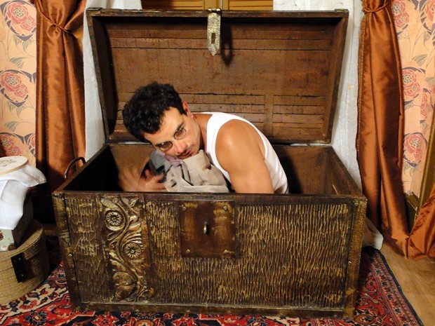 Glória enfia Josué dentro de um baú para evitar flagra de Coriolano (Foto: Divulgação/TV Globo)