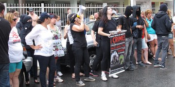 Ativistas protestam em prédio de onde cão foi arremessado (Silvio Muniz/ G1)