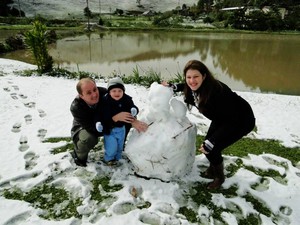 Moradores de Benedito Novo se divertem com a neve (Foto: Jéssica Persuhn/Arquivo Pessoal)