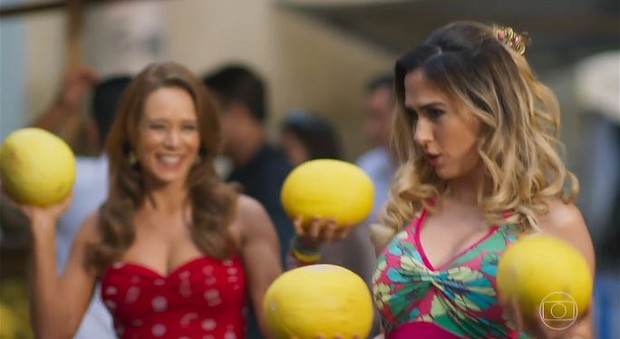 Haja Coração: a ex-milionária Fedora virou feirante e se tornou a nova versão da sensual Tancinha (Foto: Reprodução da TV Globo)