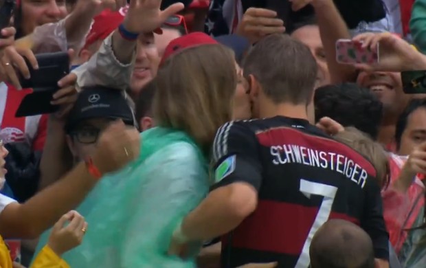 Schweinsteigner beija esposa na arquibancada SporTV (Foto: Reprodução SporTV)