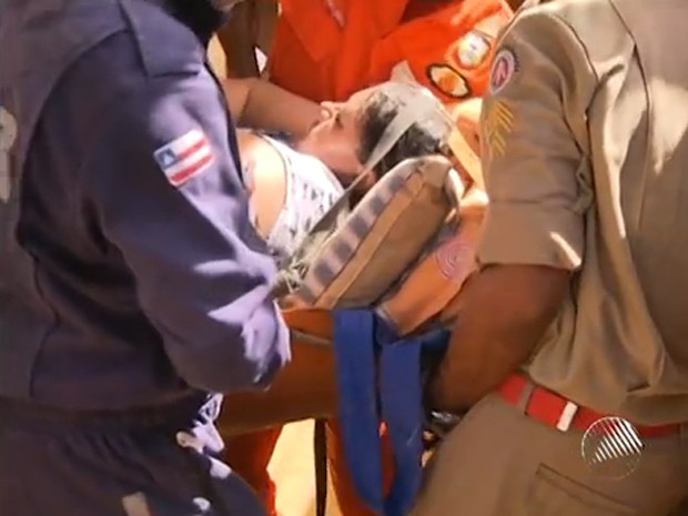 mulher de 230 kg sendo transferida (Foto: Reprodução/TV Bahia)