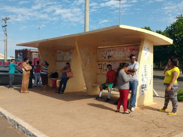 Funcinários do Campus que não puderam entrar aguardam em parada de ônibus em frente à UnB de Planatina (Foto: Elielton Lopes/G1) Funcinários do Campus que não puderam entrar aguardam em parada de ônibus em frente à UnB de Planatina (Foto: Elielton Lopes/G1)