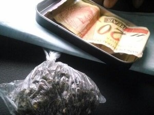 Drogas e dinheiro foram encontrados com o adolescente (Foto: Souza/Gtam)