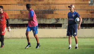 Técnico Chiquinho Lima comanda treino no Sete de Dourados (Foto: Renato Giansante/Sete)