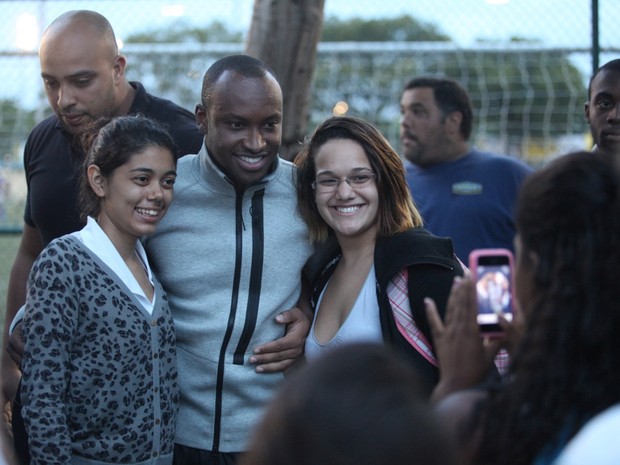 Thiaguinho tira foto com fãs em partida de futebol no Rio (Foto: Cláudio Andrade/ Foto Rio News)