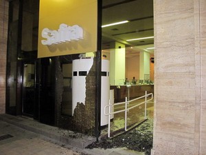 Agência do banco Safra, da Rua Boavista, no Centro, teve as vidraças quebradas por vândalos (Foto: Marcelo Mora/G1)