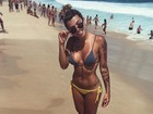 Petra Mattar exibe bronzeado forte em mais um dia de praia, no Rio