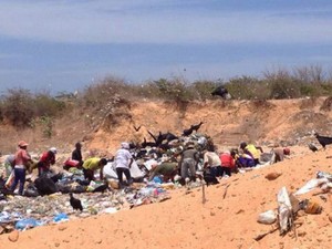 Famílias dividem espaço no aterro sanitário com urubus e bastante lixo (Foto: Ministério Público)