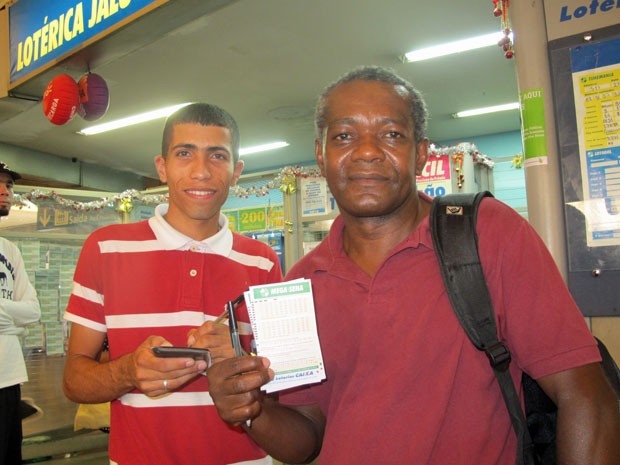 Lauro Bento da Silva (à esquerda) e seu enteado: os dois fizeram um tour por lotéricas de São Paulo (Foto: Vanessa Fajardo/ G1)