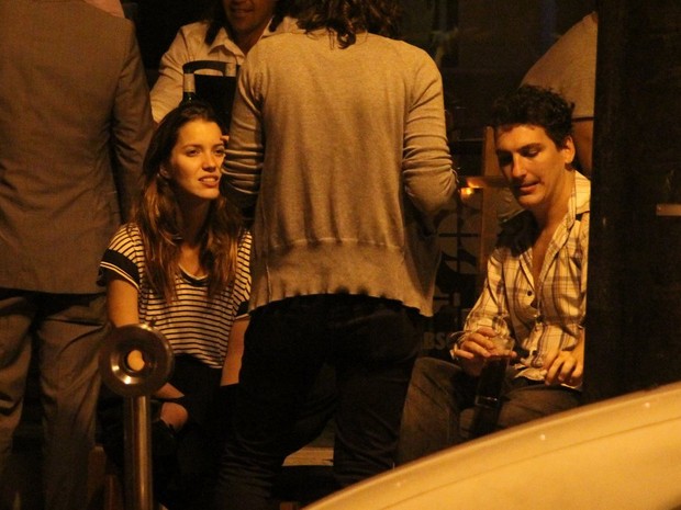 Nathalia Dill e o namorado no aniversário de Rômulo Neto em bar na Zona Sul do Rio (Foto: Rodrigo dos Anjos/ Ag. News)