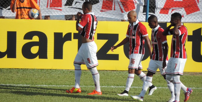 Luis Fabiano comemora gol São Paulo (Foto: Marcos Lavezo/GloboEsporte.com)